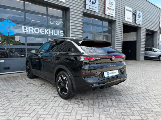 Volkswagen T-Roc 1.5 eTsi 150 pk R-Line First Edition | Trekhaak | Apple Carplay | A-uitrijcamera | Climatronic | ... ActivLease financial lease