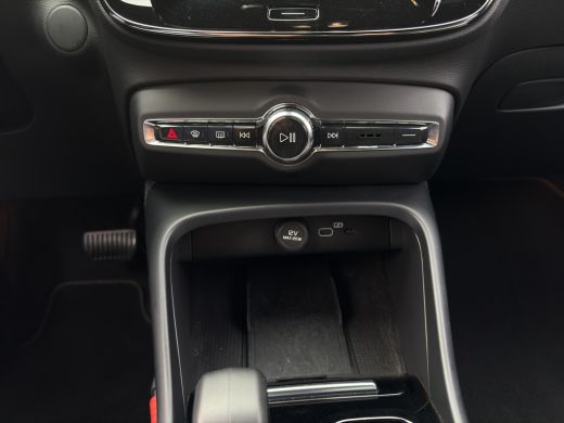 Volvo  XC40 Recharge Plus 70 kWh | BLIS | Camera | Stoel + Stuur Verwarming | Keyless Start / Entry | Trekhaak | ActivLease financial lease