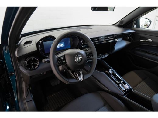 Alfa Romeo Junior Elettrica 54 KWH | SOH 95% | Apple Carplay & Android Auto | Parkeesensoren | Keyless | Climate Co... ActivLease financial lease