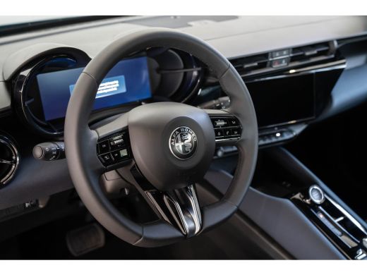 Alfa Romeo Junior Elettrica 54 KWH | SOH 95% | Apple Carplay & Android Auto | Parkeesensoren | Keyless | Climate Co... ActivLease financial lease
