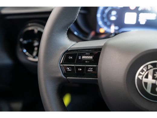 Alfa Romeo Junior Elettrica 54 KWH | SOH 95% | Apple Carplay & Android Auto | Parkeesensoren | Keyless | Climate Co... ActivLease financial lease