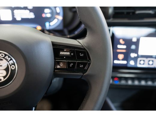 Alfa Romeo Junior Elettrica 54 KWH | SOH 95% | Apple Carplay & Android Auto | Parkeesensoren | Keyless | Climate Co... ActivLease financial lease
