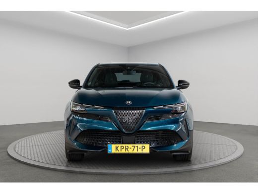 Alfa Romeo Junior Elettrica 54 KWH | SOH 95% | Apple Carplay & Android Auto | Parkeesensoren | Keyless | Climate Co... ActivLease financial lease