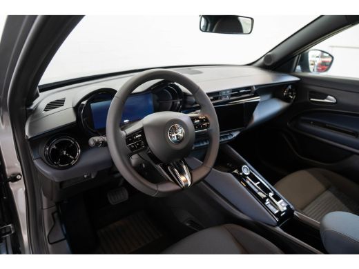 Alfa Romeo Junior Elettrica 54 kWh | SOH 95% | Apple Carplay & Android Auto | Parkeesensoren | Keyless | Climate Co... ActivLease financial lease