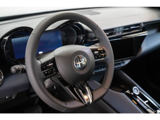 Alfa Romeo Junior Elettrica 54 kWh | SOH 95% | Apple Carplay & Android Auto | Parkeesensoren | Keyless | Climate Co... ActivLease financial lease