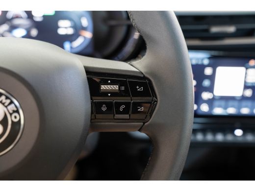 Alfa Romeo Junior Elettrica 54 kWh | SOH 95% | Apple Carplay & Android Auto | Parkeesensoren | Keyless | Climate Co... ActivLease financial lease