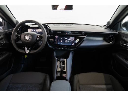 Alfa Romeo Junior Elettrica 54 kWh | SOH 95% | Apple Carplay & Android Auto | Parkeesensoren | Keyless | Climate Co... ActivLease financial lease