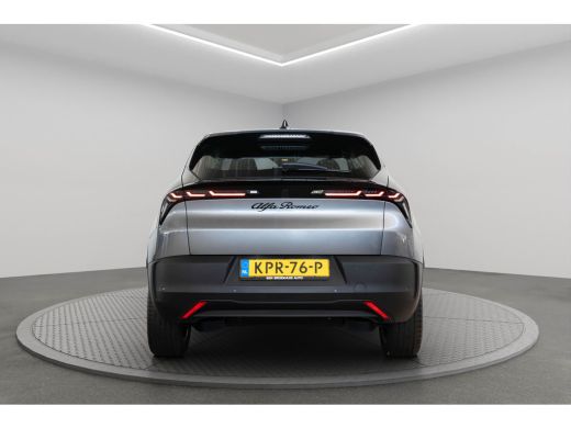 Alfa Romeo Junior Elettrica 54 kWh | SOH 95% | Apple Carplay & Android Auto | Parkeesensoren | Keyless | Climate Co... ActivLease financial lease