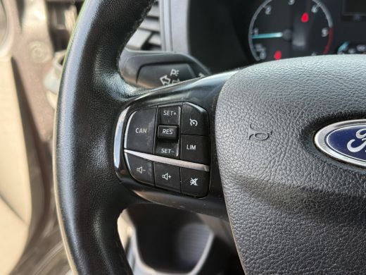 Ford Transit Custom 2.0 TDCI / L1H1 / 1e EIG. / AIRCO / CRUISE / NAVI / LED / 2.5 TONS TREKHAAK / 3-ZITS / PDC ActivLease financial lease