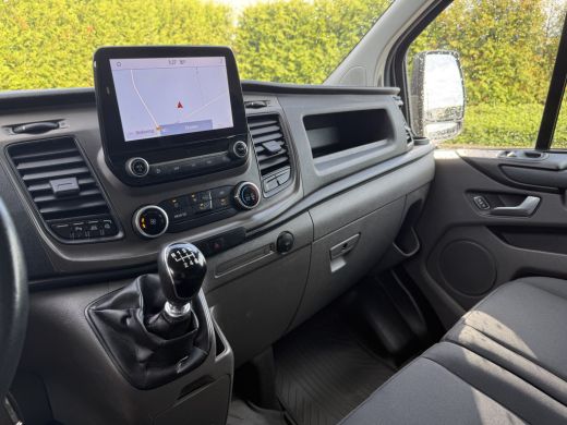 Ford Transit Custom 2.0 TDCI / L1H1 / 1e EIG. / AIRCO / CRUISE / NAVI / LED / 2.5 TONS TREKHAAK / 3-ZITS / PDC ActivLease financial lease