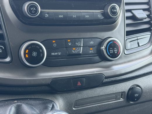 Ford Transit Custom 2.0 TDCI / L1H1 / 1e EIG. / AIRCO / CRUISE / NAVI / LED / 2.5 TONS TREKHAAK / 3-ZITS / PDC ActivLease financial lease