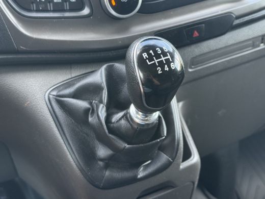 Ford Transit Custom 2.0 TDCI / L1H1 / 1e EIG. / AIRCO / CRUISE / NAVI / LED / 2.5 TONS TREKHAAK / 3-ZITS / PDC ActivLease financial lease