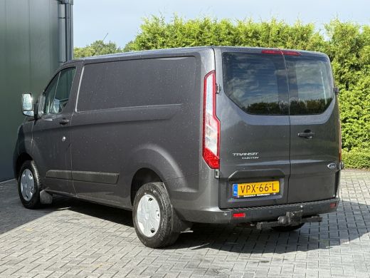 Ford Transit Custom 2.0 TDCI / L1H1 / 1e EIG. / AIRCO / CRUISE / NAVI / LED / 2.5 TONS TREKHAAK / 3-ZITS / PDC ActivLease financial lease
