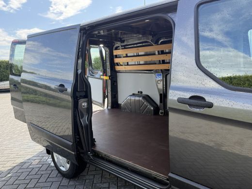 Ford Transit Custom 2.0 TDCI / L1H1 / 1e EIG. / AIRCO / CRUISE / NAVI / LED / 2.5 TONS TREKHAAK / 3-ZITS / PDC ActivLease financial lease
