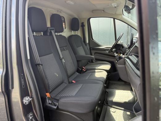 Ford Transit Custom 2.0 TDCI / L1H1 / 1e EIG. / AIRCO / CRUISE / NAVI / LED / 2.5 TONS TREKHAAK / 3-ZITS / PDC ActivLease financial lease