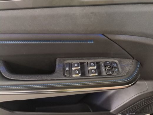 Lynk & Co 01 1.5 262pk Plug-in Adapt.Cruise Pano.dak Carplay Black Magic ActivLease financial lease