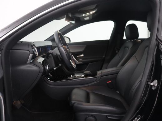 Mercedes-Benz CLA 180 Business Solution Luxury | Leder | Stoelverwarming | Cruise control | Sfeerverlichting | Navi... ActivLease financial lease
