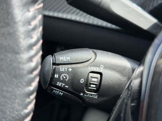 Peugeot 208 1.2 PureTech Blue Lease Allure Camera | Parkeersensoren | Full map navigatie | Carplay/android au... ActivLease financial lease