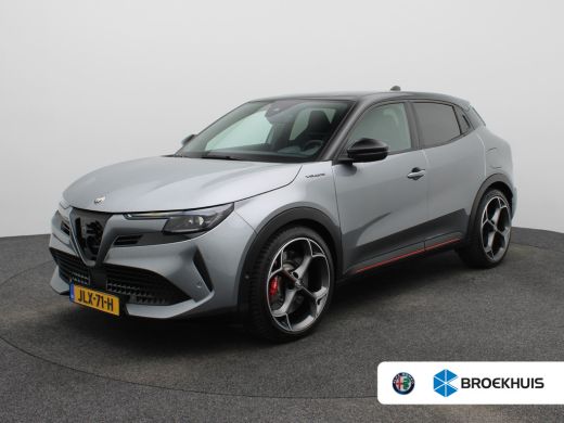 Alfa Romeo Junior Elettrica Veloce 54 kWh 280 PK! | Sperdifferentieel | Sabelt Kuipstoelen | Camera | Parkeersensor... ActivLease financial lease