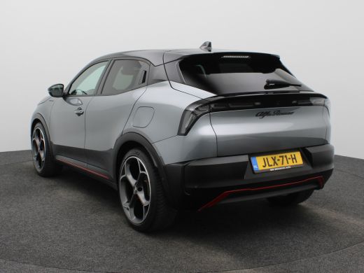 Alfa Romeo Junior Elettrica Veloce 54 kWh 280 PK! | Sperdifferentieel | Sabelt Kuipstoelen | Camera | Parkeersensor... ActivLease financial lease