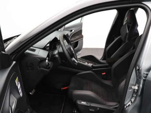 Alfa Romeo Junior Elettrica Veloce 54 kWh 280 PK! | Sperdifferentieel | Sabelt Kuipstoelen | Camera | Parkeersensor... ActivLease financial lease