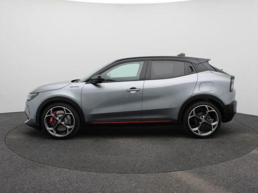 Alfa Romeo Junior Elettrica Veloce 54 kWh 280 PK! | Sperdifferentieel | Sabelt Kuipstoelen | Camera | Parkeersensor... ActivLease financial lease