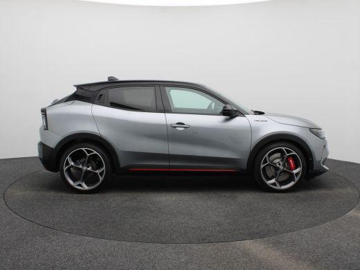 Alfa Romeo Junior Elettrica Veloce 54 kWh 280 PK! | Sperdifferentieel | Sabelt Kuipstoelen | Camera | Parkeersensor... ActivLease financial lease