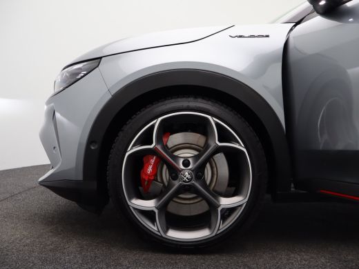 Alfa Romeo Junior Elettrica Veloce 54 kWh 280 PK! | Sperdifferentieel | Sabelt Kuipstoelen | Camera | Parkeersensor... ActivLease financial lease