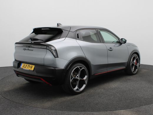Alfa Romeo Junior Elettrica Veloce 54 kWh 280 PK! | Sperdifferentieel | Sabelt Kuipstoelen | Camera | Parkeersensor... ActivLease financial lease