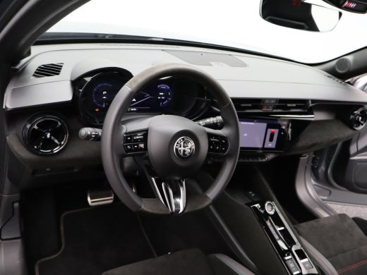 Alfa Romeo Junior Elettrica Veloce 54 kWh 280 PK! | Sperdifferentieel | Sabelt Kuipstoelen | Camera | Parkeersensor... ActivLease financial lease