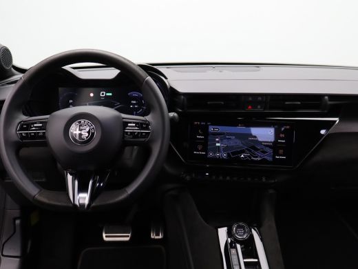 Alfa Romeo Junior Elettrica Veloce 54 kWh 280 PK! | Sperdifferentieel | Sabelt Kuipstoelen | Camera | Parkeersensor... ActivLease financial lease