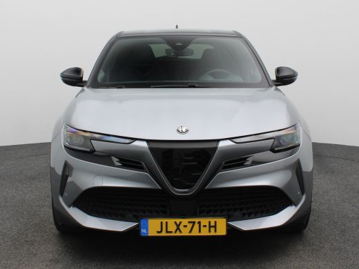 Alfa Romeo Junior Elettrica Veloce 54 kWh 280 PK! | Sperdifferentieel | Sabelt Kuipstoelen | Camera | Parkeersensor... ActivLease financial lease