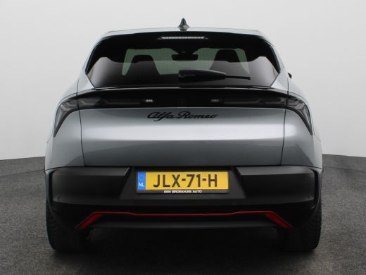 Alfa Romeo Junior Elettrica Veloce 54 kWh 280 PK! | Sperdifferentieel | Sabelt Kuipstoelen | Camera | Parkeersensor... ActivLease financial lease