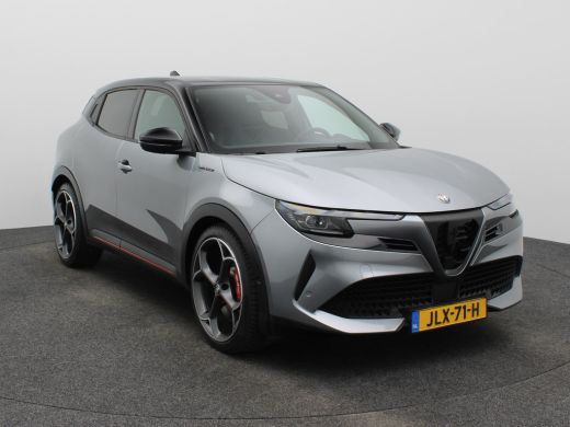 Alfa Romeo Junior Elettrica Veloce 54 kWh 280 PK! | Sperdifferentieel | Sabelt Kuipstoelen | Camera | Parkeersensor... ActivLease financial lease
