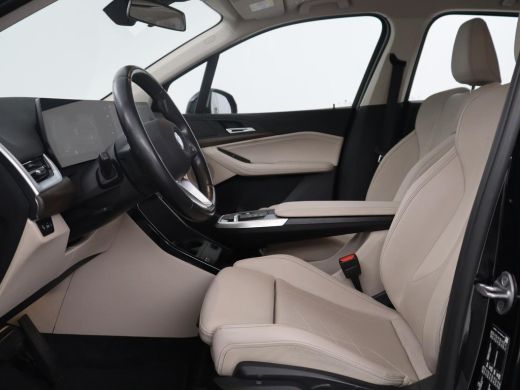 BMW 2 Serie Active Tourer 220i | Leder | Cruise control | Navigatie | Carplay | Sfeerverlichting | Virtueel d... ActivLease financial lease