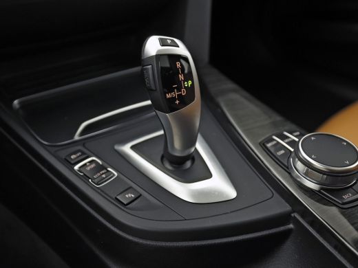 BMW 3 Serie 318i M Sport Automaat (PANORAMADAK, M PAKKET, GROOT NAVI, CAMERA, DEALER ONDERHOUDEN, COGNAC LEDE... ActivLease financial lease