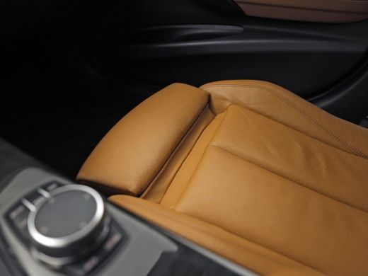 BMW 3 Serie 318i M Sport Automaat (PANORAMADAK, M PAKKET, GROOT NAVI, CAMERA, DEALER ONDERHOUDEN, COGNAC LEDE... ActivLease financial lease