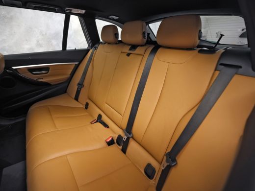 BMW 3 Serie 318i M Sport Automaat (PANORAMADAK, M PAKKET, GROOT NAVI, CAMERA, DEALER ONDERHOUDEN, COGNAC LEDE... ActivLease financial lease