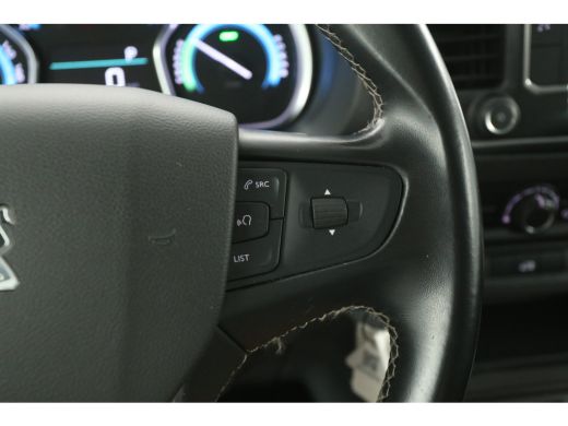 Peugeot e-Expert 75 kWh L2H1 Long Range | Snelladen | SOH 90% | Airco | Camera | Cruise | Carplay | Parkeersens. ActivLease financial lease