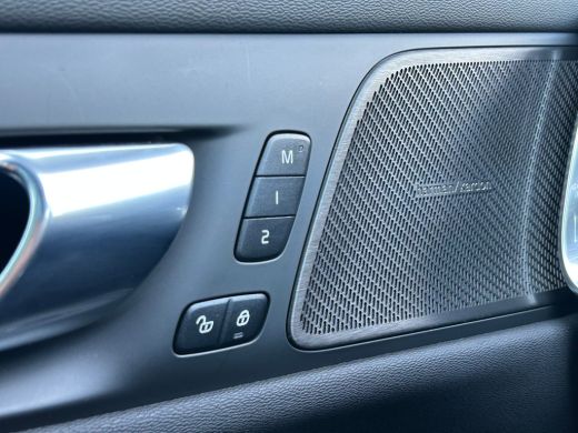 Volvo  V60 2.0 T8 Plug-in hybrid AWD Plus Dark | Panoramadak | Trekhaak | HUD | Harman/Kardon | ActivLease financial lease