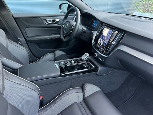 Volvo  V60 2.0 T8 Plug-in hybrid AWD Plus Dark | Panoramadak | Trekhaak | HUD | Harman/Kardon | ActivLease financial lease
