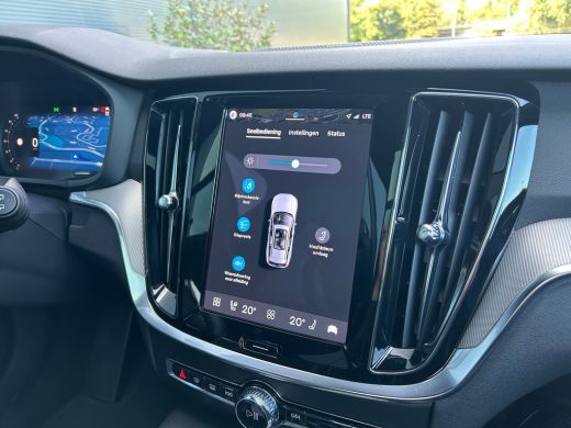 Volvo  V60 2.0 T8 Plug-in hybrid AWD Plus Dark | Panoramadak | Trekhaak | HUD | Harman/Kardon | ActivLease financial lease