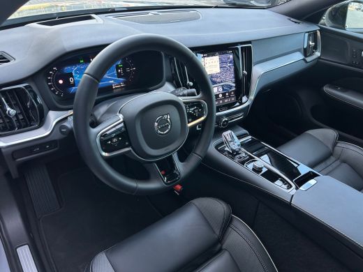 Volvo  V60 2.0 T8 Plug-in hybrid AWD Plus Dark | Panoramadak | Trekhaak | HUD | Harman/Kardon | ActivLease financial lease