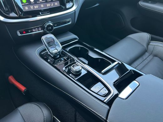 Volvo  V60 2.0 T8 Plug-in hybrid AWD Plus Dark | Panoramadak | Trekhaak | HUD | Harman/Kardon | ActivLease financial lease