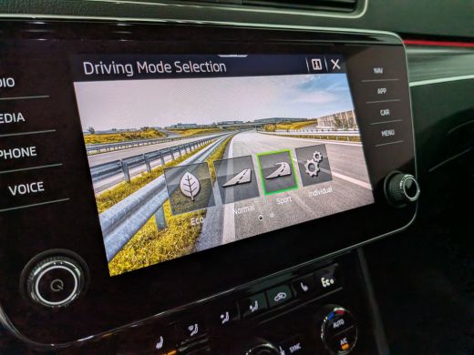 Skoda Superb Combi 1.4 TSI iV Sportline Business 218PK DSG/AUTO l Elektr. Klep l Achteruitrijcamera | App Conn... ActivLease financial lease