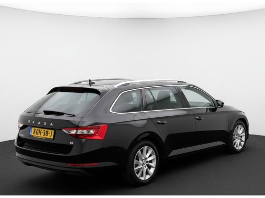 Skoda Superb Combi iV 218PK DSG HYBRID BUSINESS CAMERA/NAVI/VIRTUAL/STUURVERW. ActivLease financial lease