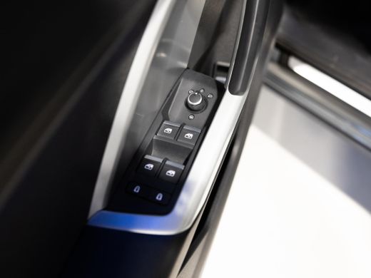 Audi Q3 45 TFSI e Business Edition / 245pk / Keyless / Dodehoek herkenning / Adaptieve cruise control / ActivLease financial lease
