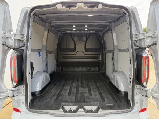 Ford E-Transit Custom 65 kWh 218PK Elektrisch 344km WLTP 2300kg Trekvermogen BEV Snelladen Stoelverwarming LED Cruise C... ActivLease financial lease
