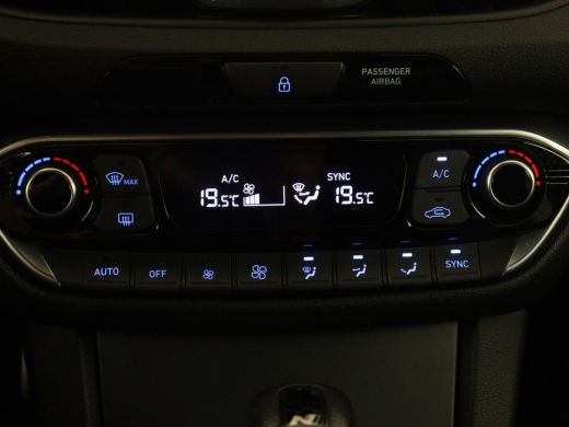 Hyundai i30 | Leder/alcantara | Memory | Adaptive cruise | Dodehoek detectie | Stoelverwarming | Navigatie | ... ActivLease financial lease