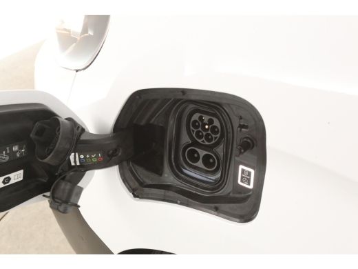 Peugeot e-Expert 75 kWh L3H1 Long Range | Snelladen | SOH 94% | Airco | Cruise | 3 Zits | Carplay | Parkeersens. ActivLease financial lease